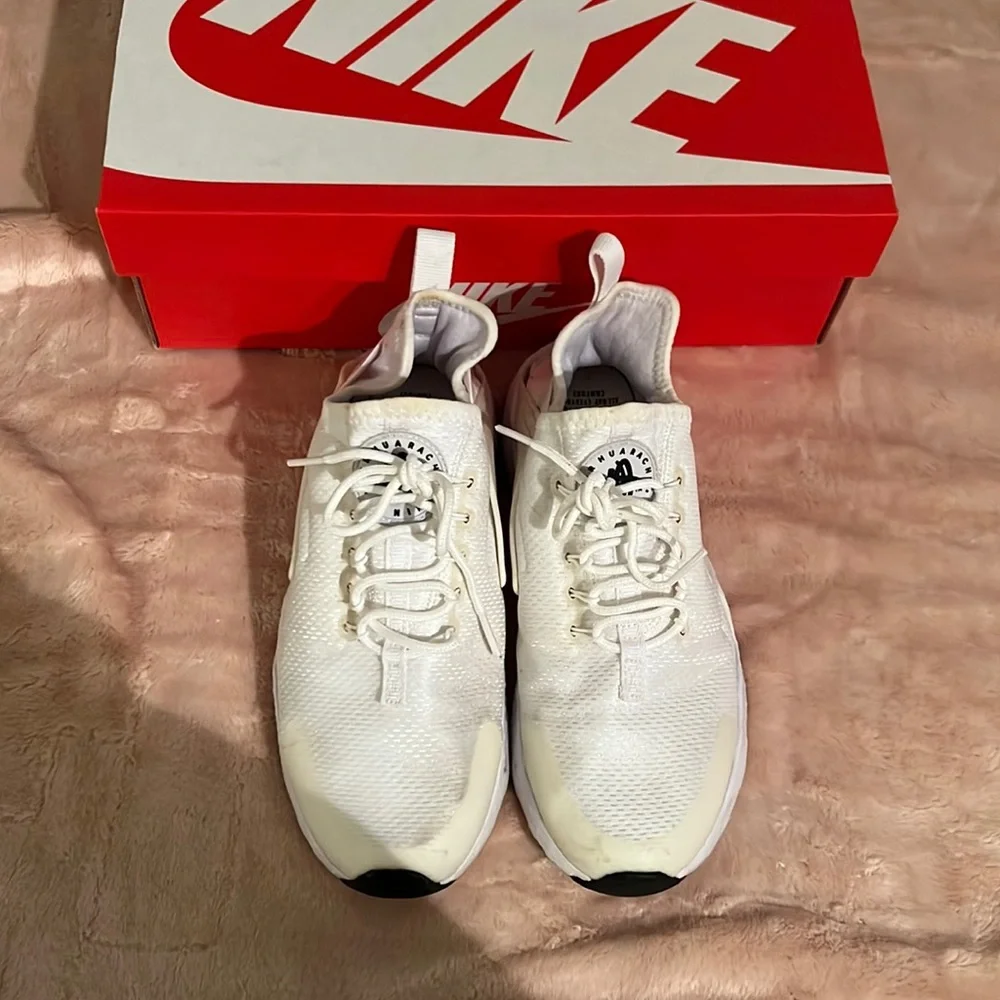 Nike Air Huarache white sneakers - Picture 1 of 8